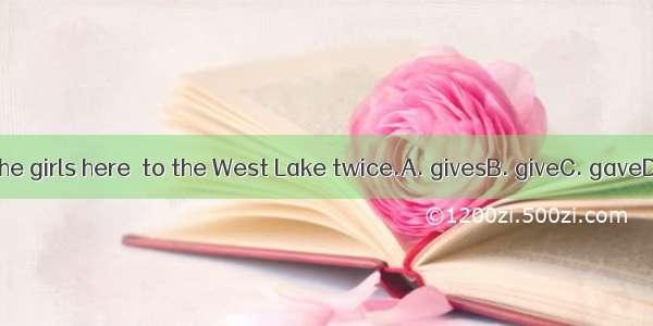 Each of the girls here  to the West Lake twice.A. givesB. giveC. gaveD. giving