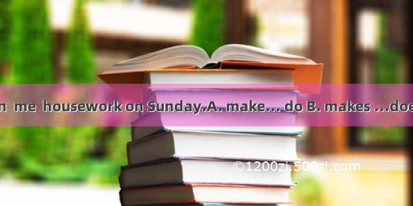 My mother often  me  housework on Sunday.A. make… do B. makes …does C. makes …do